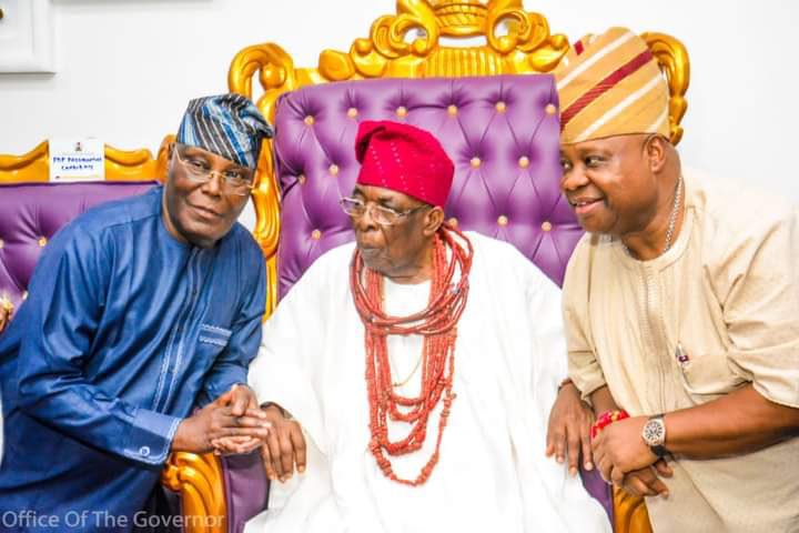 Oba Aromolaran II seated between two visiting dignitaries